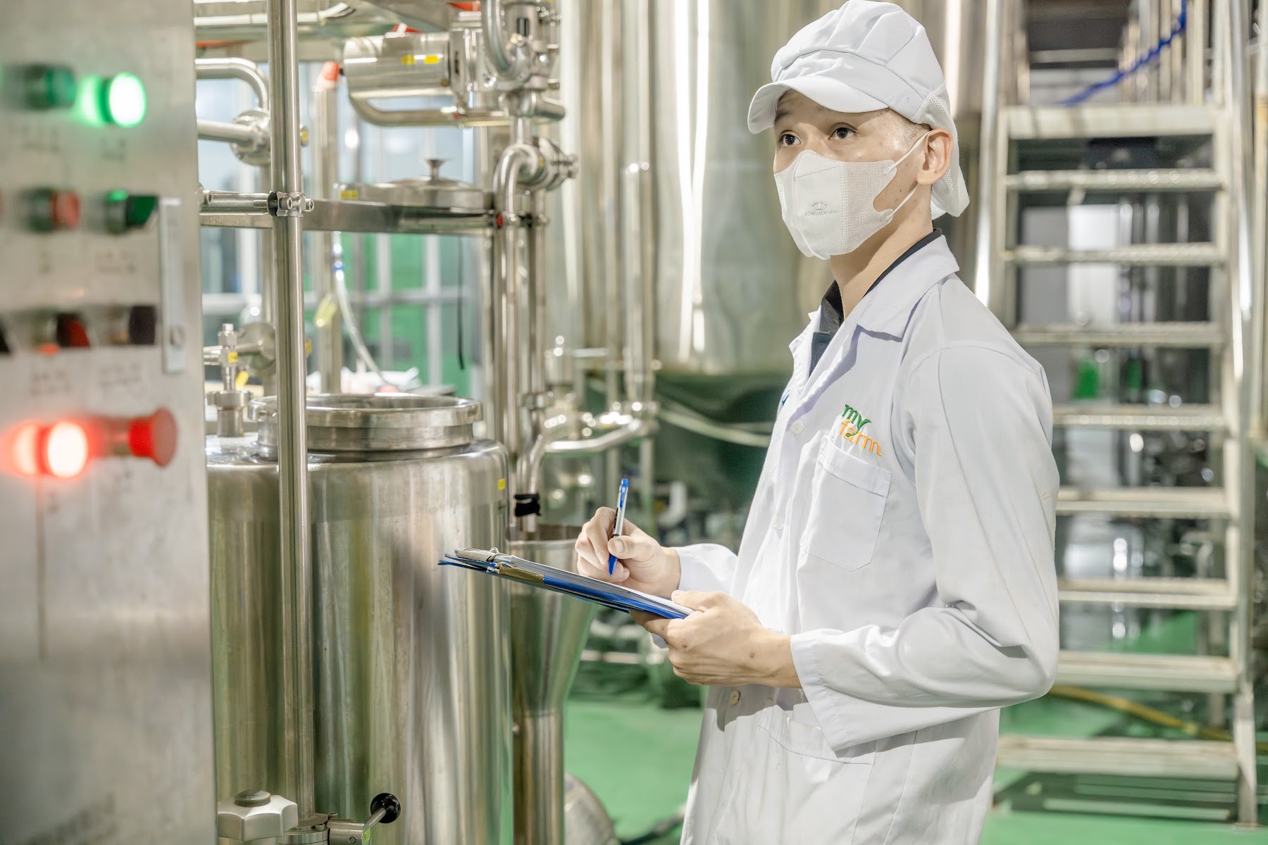 Nhân sự MyFarm kiểm soát quá trình sản xuất