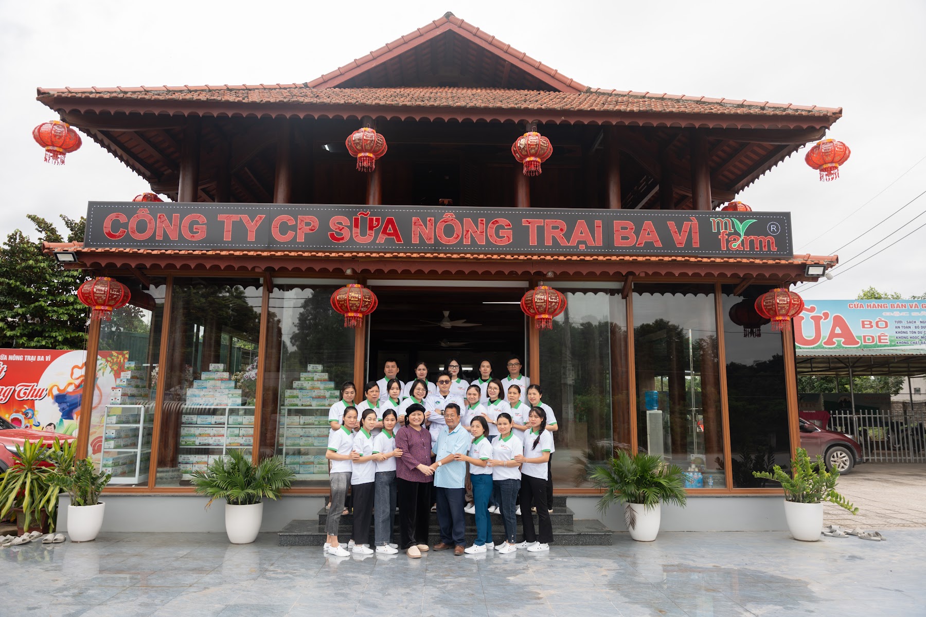 Đội ngũ MyFarm tại nhà máy Sữa Nông Trại Ba Vì