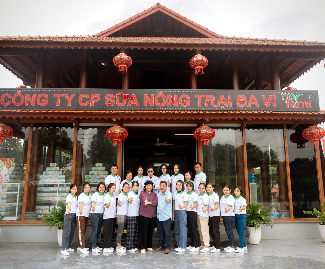 Đội ngũ MyFarm trước trụ sở công ty tại Ba Vì