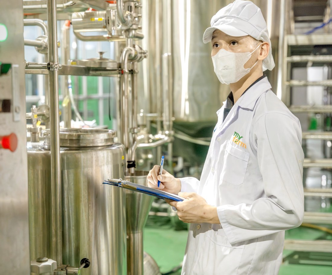 Nhân sự MyFarm kiểm soát quá trình sản xuất